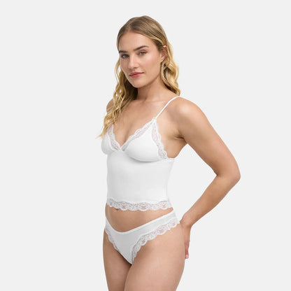 Spitzentop mit tiefem Ausschnitt