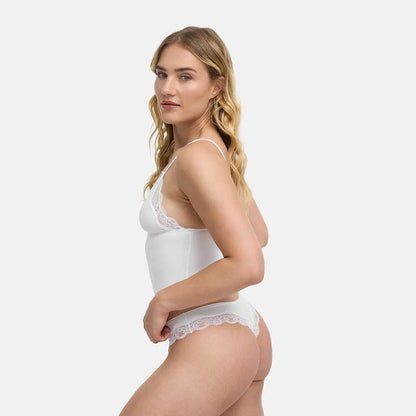 Spitzentop mit tiefem Ausschnitt