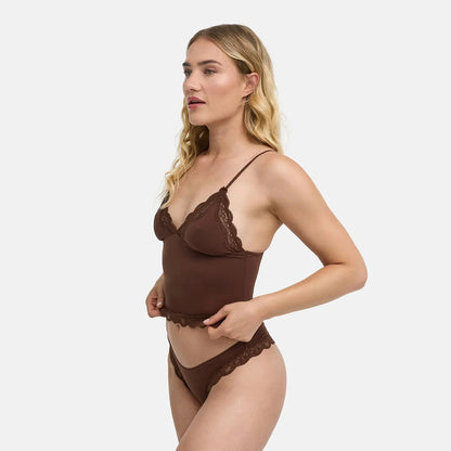 Spitzentop mit tiefem Ausschnitt